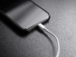 Як зарядити телефон, коли немає світла: 7 альтернативних способів