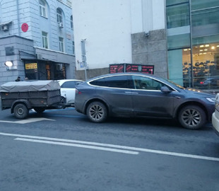 Новость одной картинкой: элитные дачники на Тесле в Киеве