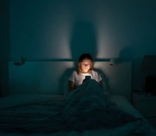 Ваш смартфон працює вночі проти вас: що він передає без дозволу