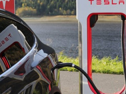 Продажи Tesla в Китае рухнули на 70% на фоне дефицита компонентов