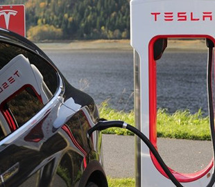 Продажи Tesla в Китае рухнули на 70% на фоне дефицита компонентов