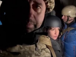 Группа депутатов Рады и представителей мировых СМИ попали под обстрел на Донбассе – видео