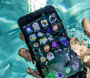 Фахівці розповіли, чи потрібен рис, щоб висушити смартфон після падіння у воду