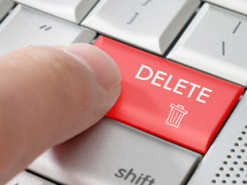 Путин подписал закон о внесудебном удалении из интернета "недостоверных сведений"