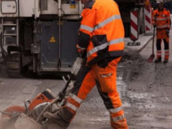 І так зійде: у Херсоні комунальники укладали асфальт у калюжі - курйозне відео