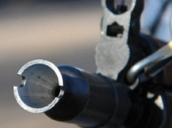 Жартома запропонував вистрілити: на Харківщині жінка поцілила у чоловіка з автомата, яким той хизувався перед гостями