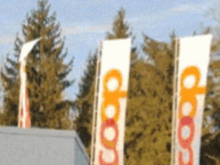 Автопилот Tesla принял рекламные флаги за светофоры и сломался