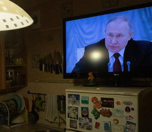 Україна просить міжнародних ТБ-провайдерів вимкнути новинні канали Росії