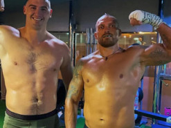 Як насправді виглядає Усик за місяць до бою з Джошуа: фотофакт