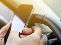 Чи можна заряджати телефон у машині через USB: експерти пояснюють ризики