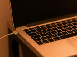 Чи шкідливо постійно тримати ноутбук на зарядці