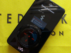 Прототип отменённого мобильного телефона Sony Ericsson W707 с тремя экранами всплыл на eBay