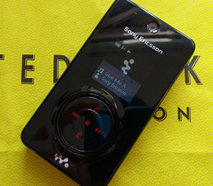 Прототип отменённого мобильного телефона Sony Ericsson W707 с тремя экранами всплыл на eBay