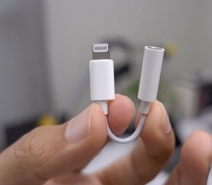 Apple убрала из комплекта iPhone 7 и 8 переходник для 3.5-мм наушников