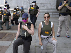 Агенти ФБР, звільнені через вірусні фото з акцій на честь Джорджа Флойда, подали в суд, щоб поновитися