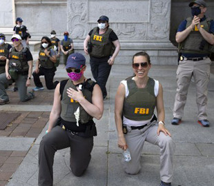 Агенти ФБР, звільнені через вірусні фото з акцій на честь Джорджа Флойда, подали в суд, щоб поновитися