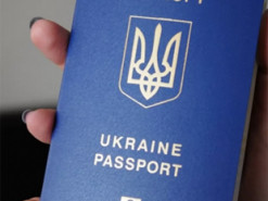 Электронный паспорт наравне с бумажным: что дает украинцам такое решение Рады