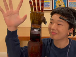 Школьник из США создал механическую руку, управляемую силой мысли