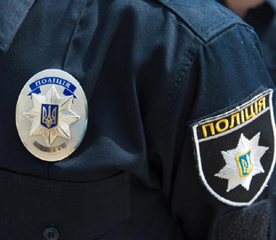 На Вінниччині на автомобіль поліцейського підклали вибухівку. Правоохоронець з опіками у лікарні