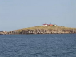 Весь в воронках и дыму. Появились фотографии острова Змеиный после ухода с него россиян