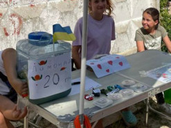 В Ирпене дети сами готовят и продают лимонад, чтобы помочь армии