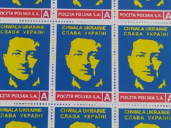 У Польщі випустили поштові марки з Зеленським вартістю 500 злотих одна: їх "розмели" за кілька годин