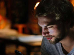 Эксперт объяснил, почему нельзя оставлять зарядку в розетке