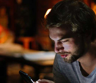 Эксперт объяснил, почему нельзя оставлять зарядку в розетке