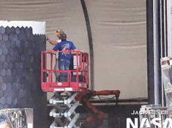 Видео: специалисты SpaceX вручную размещают плитки термозащиты на прототип Starship