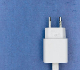 Чому не можна залишати зарядку в розетці