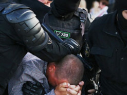 В Беларуси арестовали 200 человек из-за поддержки в соцсетях Андрея Зельцера