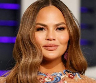 Модель Крісі Тейге вибачилась за непристойну поведінку в Twitter