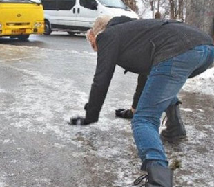 Ужасный гололед в Киеве породил массу шуток и мэмов: лучшее