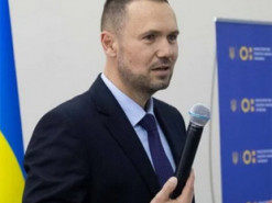 Це стосується кожного. Шкарлет пояснив зарплати в 4 тисячі доларів в президентському університеті