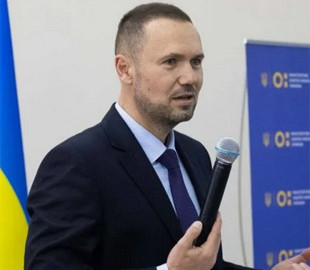 Це стосується кожного. Шкарлет пояснив зарплати в 4 тисячі доларів в президентському університеті