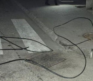 В Одесі затримали чоловіка, який намагався викрасти кабелі з комунікаційного люка