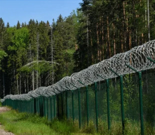 Білорусь підбурює мігрантів до агресії проти європейських прикордонників, показуючи їм ШІ-відео — Telegraph