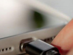 Чи безпечно заряджати телефон всю ніч: відповідь експерта