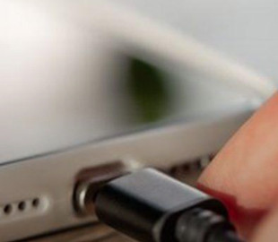 Чи безпечно заряджати телефон всю ніч: відповідь експерта