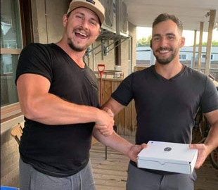 Сети озадачило фото мужчины с тремя руками - забавную иллюзию удалось разгадать