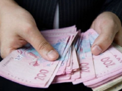 Викрала банківську картку та зняла 10 тис. грн: буковинці повідомили про підозру