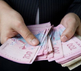 Викрала банківську картку та зняла 10 тис. грн: буковинці повідомили про підозру