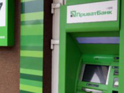 Клиентам ПриватБанка рассказали, что делать, если банкомат “проглотил“ карту и не отдает: пошаговая инструкция
