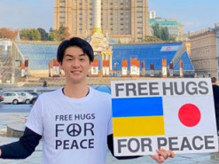Японський блогер Коічі Кувабара приїхав до Києва з безплатними обіймами