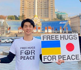 Японський блогер Коічі Кувабара приїхав до Києва з безплатними обіймами