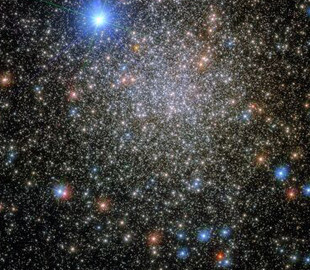 Телескоп Hubble заснял яркое звездное скопление в созвездии Скорпиона