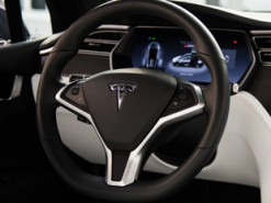 Владельцы Tesla массово попадают в аварии из-за недоработки новой функции