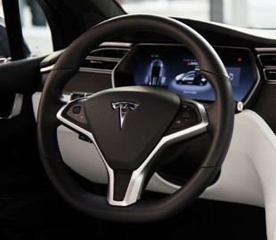 Владельцы Tesla массово попадают в аварии из-за недоработки новой функции