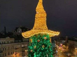 Янукович і йолка: В Мережі з’явилась смішна фотожаба про знятий капелюх на головній ялинці України