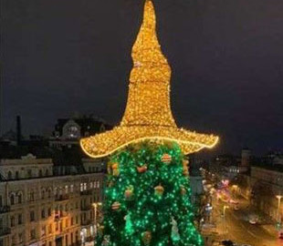 Янукович і йолка: В Мережі з’явилась смішна фотожаба про знятий капелюх на головній ялинці України